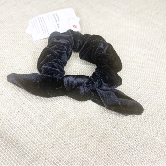 Lululemon Uplifting Scrunchie Black Velvet Bow Nwt - Picture 4 of 7